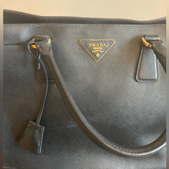 PRADA Saffiano Lux Tote in Black, size Large. - Picture 4 of 9
